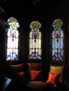 One of the small sitting areas, with red lotus windows